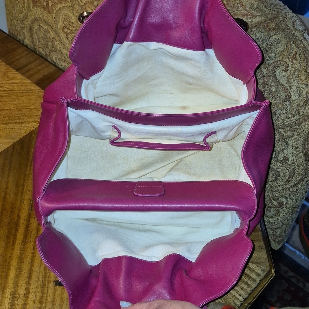 Bvlgari: Fushia Leather Twist Shoulder Bag.Very Nice Cond. L.14"xH.10"×D.9". - Picture 14 of 16